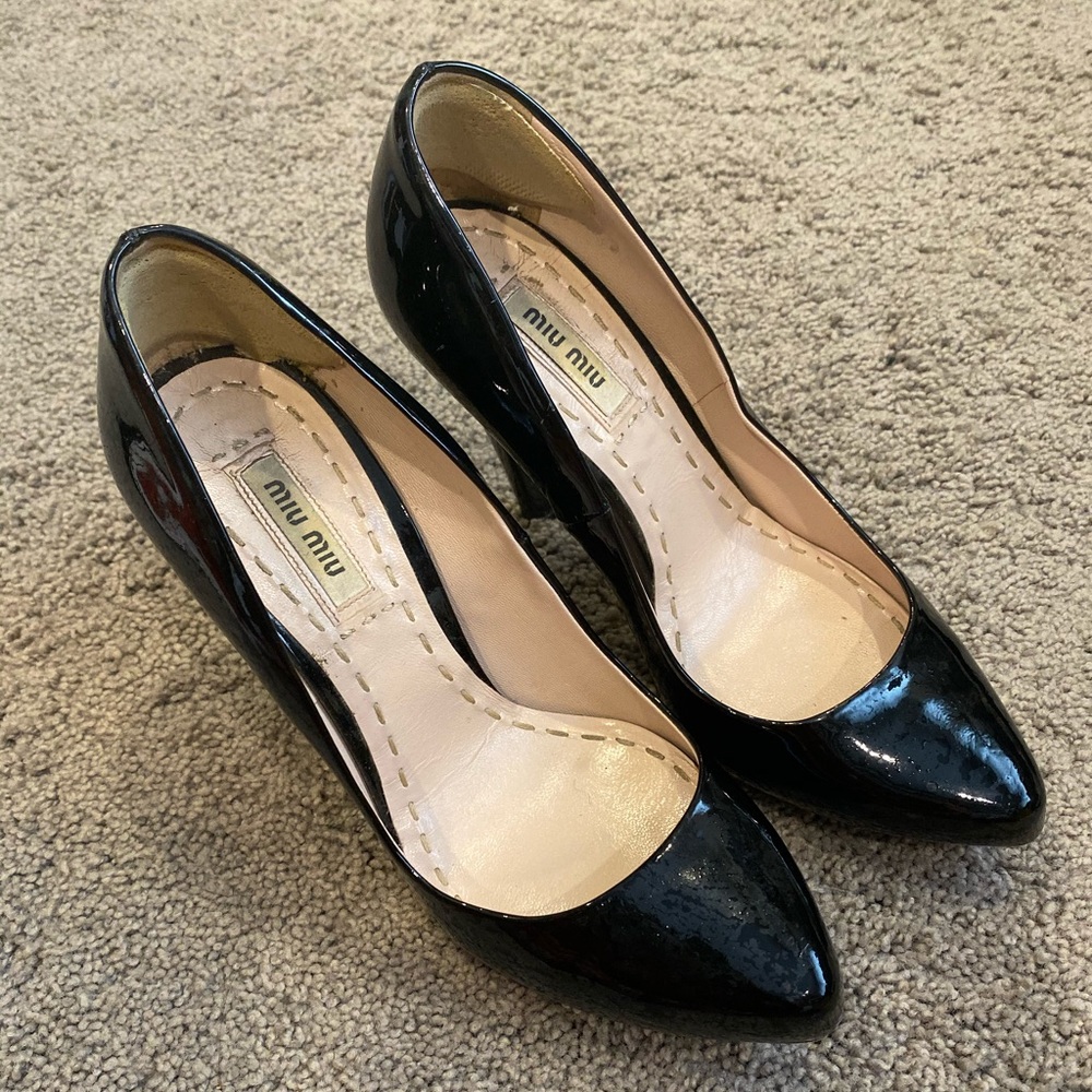 Miu Miu Bkack Patent Leather Pumps. Size 35
